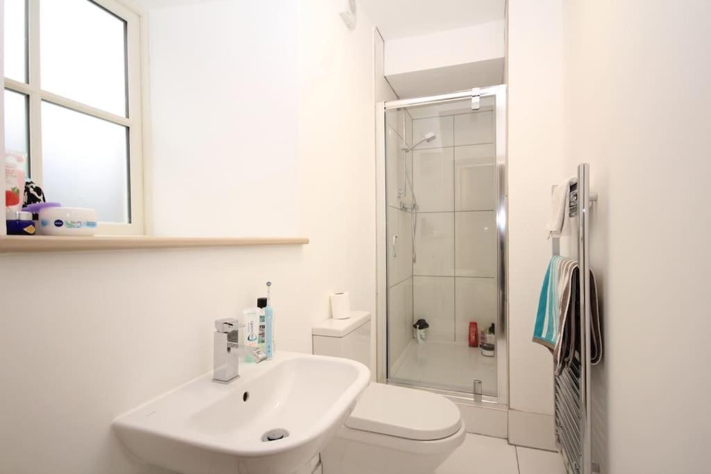 4 Bedroom House, Central Алверстон Екстер'єр фото