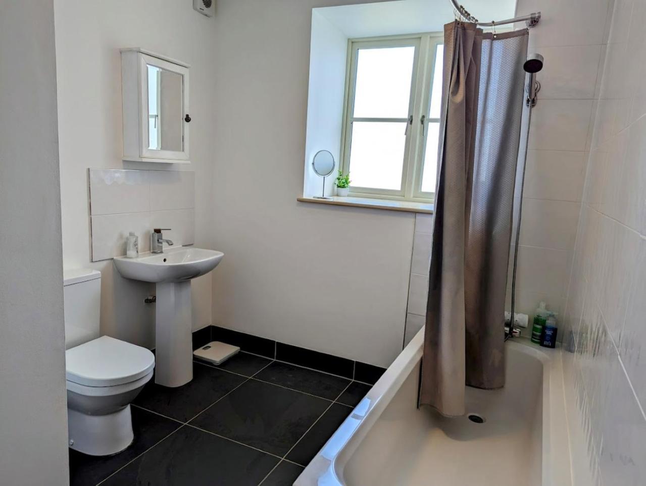 4 Bedroom House, Central Алверстон Екстер'єр фото